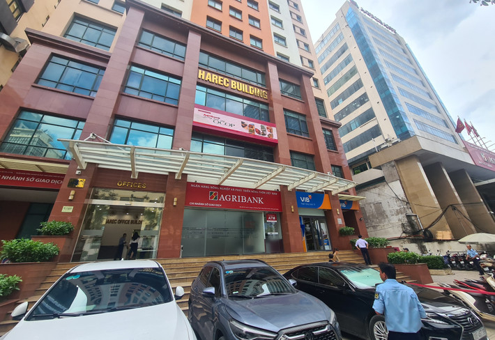 Tương tự, điểm giao dịch vàng miếng của Agribank số 2 Láng Hạ (Hà Nội) cũng không có người dân tập trung trước cổng ngân hàng mua vàng. Theo thông báo của Agribank, thời gian giao dịch tại các địa điểm cung ứng vàng miếng SJC của Agribank tương tự như toàn hệ thống nhà băng này sẽ từ 9h00 - 11h30 và từ 13h30 - 16h00 thứ 2 đến thứ 6 (trừ các ngày nghỉ Lễ, Tết theo quy định).
