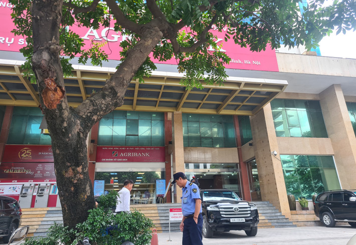 Buổi chiều không có cảnh người đến xếp hàng mua vàng đông gây nên cảnh tắc nghẽn trước cửa các chi nhánh ngân hàng như những ngày trước. Theo một số người dân, hôm nay có thể mua online nên người các tỉnh lân cận không đổ dồn về Hà Nội xếp hàng nữa.