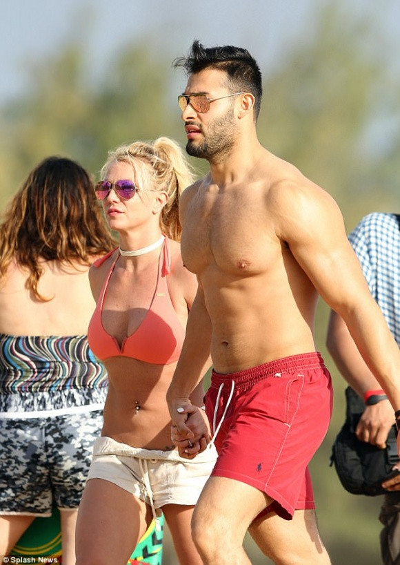 Britney Spears hiện đang có kỳ nghỉ ngọt ngào bên người tình 23 tuổi và 2 con trai. Mới đây, phóng viên bắt gặp Britney Spears xuất hiện trên bờ biển Hawaii cùng bạn trai Sam Asghari.