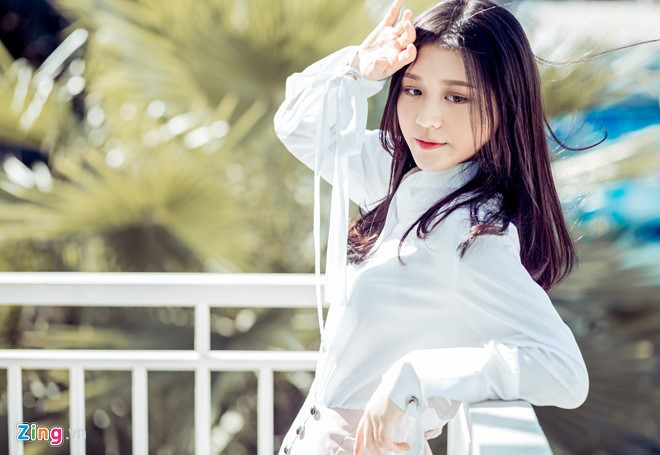 Han Sara, 16 tuổi, người Hàn Quốc, gây ấn tượng tại vòng Giấu mặt của The Voice Vietnam 2017. Phần trình diễn hit Haru Haru (BIG BANG) của 10X nhận được nhiều lời khen và đạt hơn 3 triệu lượt xem sau thời gian ngắn đăng tải. Với khả năng tiếng Việt lưu loát, ngoại hình xinh xắn, cô trở thành học trò của Đông Nhi. Thời gian gần đây, Han Sara trở lại với ca khúc Tớ thích cậu trẻ trung và có giai điệu dễ thương. Ảnh: Thành Luân.