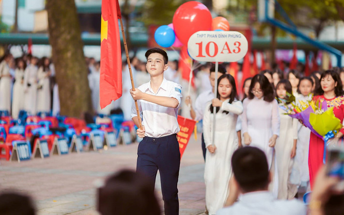 Sở hữu chiều cao ấn tượng 1,75 m, gương mặt điển trai có nét lai Tây và "góc nghiêng thần thánh", Phạm Hồng Đăng bất ngờ nổi tiếng khi lọt vào ống kính của nhiếp ảnh gia trong lễ khai giảng trường THPT Phan Đình Phùng. Sau khi hình ảnh được đăng tải lên mạng xã hội, thông tin về nam sinh lớp 10 được dân mạng "săn lùng". Trước sự hâm mộ cuồng nhiệt, 10X đã khóa Facebook cá nhân một thời gian. Không ít tài khoản giả mạo nam sinh được lập ra khiến dân mạng bức xúc. Ảnh: Jan Duy Khánh.