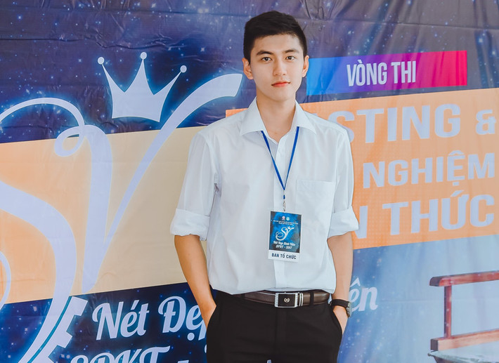 Với nickname "nam thần sơ mi trắng", Bùi Sỹ Khiêm, 22 tuổi, sinh viên Đại học Sư Phạm Kỹ thuật TP.HCM, bất ngờ nổi tiếng chỉ sau một bức ảnh. Với vẻ thư sinh, cao 1,77 m, gương mặt sáng, Sỹ Khiêm nhận được nhiều lời khen trên mạng xã hội. Ảnh: FBNV.