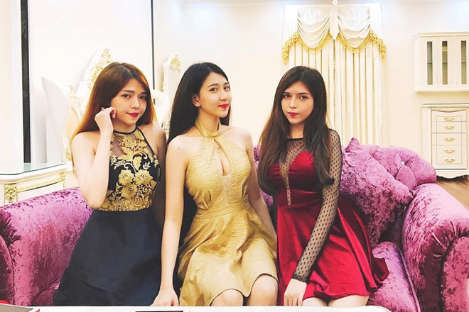 Tháng 2 vừa qua, ba chị em họ Hồ xinh đẹp gây "bão" mạng sau bức ảnh gia đình. Đó là Hồ Ngọc Thanh Giang, Hồ Ngọc Thanh Tuyền (sinh đôi, 24 tuổi) và Hồ Ngọc Ý Nhi (18 tuổi, lớp 12, trường Nguyễn Thượng Hiền, TP.HCM). Cô em út được nhiều người biết đến hơn cả không chỉ nhờ vẻ ngoài nổi bật mà còn bởi cuộc sống sang chảnh. Bên cạnh việc học, Ý Nhi còn là người mẫu, diễn viên. Ảnh: FBNV.
