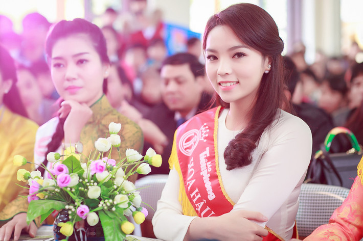 Đi cùng Mai Phương Thúy là tân Hoa hậu Kỳ Duyên và Á hậu Huyền My cùng trao quà.