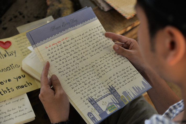 Đôi mắt nhìn xa xăm ra khoảng trời phía trước, anh Thắng Đinh kể, cách đây 12 năm, anh từng trải qua một cuộc tình thời sinh viên đầy nông nổi ở nước Mỹ xa xôi. Vì bị phản đối anh và người yêu đã cùng nhau bỏ trốn đến một thành phố khác. Nhưng cuối cùng khi bố của người yêu đến thuyết phục, anh đành phải đồng ý để cô trở về với gia đình. Đó cũng là lần cuối cùng hai người gặp nhau. “Từ đấy chúng tôi mất liên lạc, đã 12 năm rồi, tôi chỉ muốn biết hiện giờ cô ấy có sống tốt hay không”, anh nói.