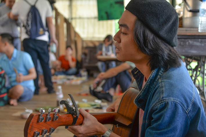 Ngoài đồ vật, chợ Người yêu cũ còn là nơi để những người có tâm sự ngồi hoài niệm về một thời "nông nổi" và sẻ chia những câu chuyện lãng mạn hoặc bi kịch trong quá khứ. Lặng lẽ ngồi một chỗ với cây đàn guitar, Hoàng (20 tuổi) cho biết đã kiếm tìm được niềm vui của mình sau khi chia tay người bạn gái từng yêu trong 6 tháng. “Từ ngày không có bạn ấy, mình có nhiều thời gian rảnh hơn nên quyết tâm học đàn, điều mà mình đã ấp ủ từ lâu. Bây giờ bọn mình chẳng còn liên hệ gì với nhau nữa, gặp lại chắc cũng chỉ nhìn nhau cười thôi”, chàng trai trẻ tâm sự.