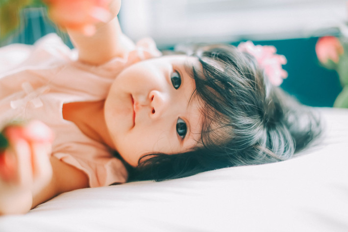 Tiếp đến là các mẹ phải lựa chọn trang phục, phụ kiện đi kèm. Theo chị một buổi chụp cho bé chỉ kéo dài 1-2 tiếng nên không cần mang quá nhiều đồ cho con thay, khoảng từ 3-5 bộ là đủ, quan trọng là phối hợp đồ với nhau cho ton-sur-ton.