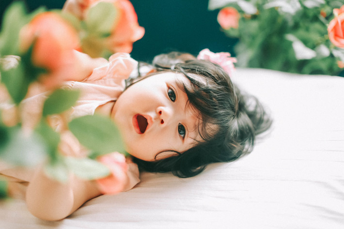 Dự định ban đầu của chị là chụp ảnh cho cả gia đình, tuy nhiên, tới cuối cùng chồng chị có việc bận không thể tham gia buổi chụp hình nên chỉ còn 2 mẹ con chụp với nhau.