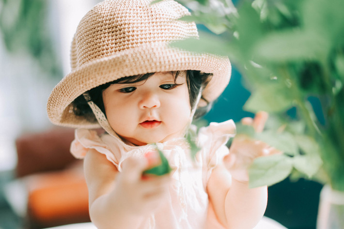 Sau khi bộ ảnh ra lò, nhiều người nhận xét với gương mặt bụ mẫu, các nét đều vô cùng đáng yêu, mái tóc xoăn tít và mắt tròn, đen láy bé Phương Lê trông như bản sao của Cadie Mộc Trà, con gái diễn viên Elly Trần.