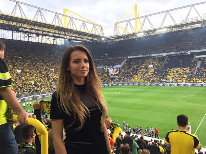 Karolina Boja đang theo dõi một trận đấu ở Ba Lan.