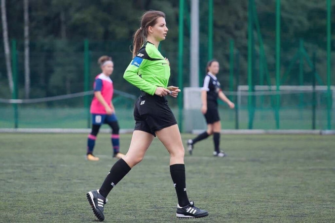 Karolina Boja có niềm đam mê cầm còi ngay từ nhỏ và cô đã quyết tâm học lấy bằng trọng tài.