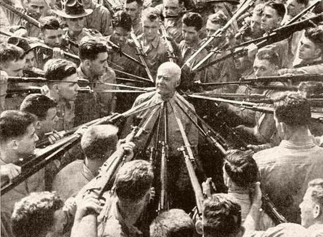 Tướng Anthony Joseph Drexel Biddle, chuyên gia chiến đấu năm 1943, trong giờ huấn luyện cho lính.