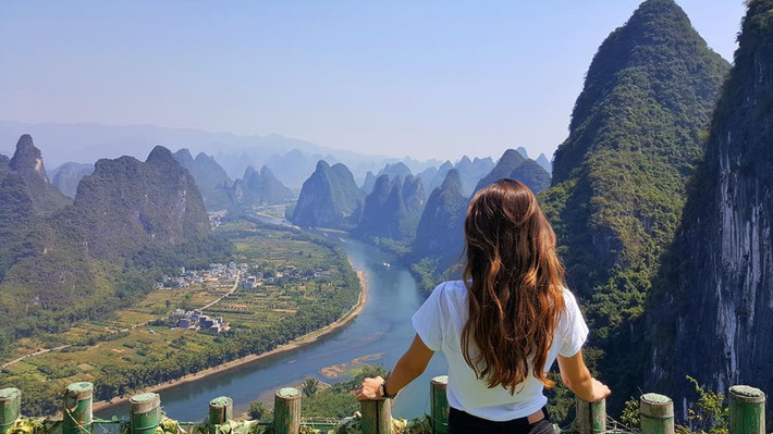 Dương Sóc cổ trấn (Quế Lâm): Nếu bạn muốn quên đi thời gian và trải nghiệm cảm giác thư thái, an yên, thưởng thức những món ngon hay đi dạo ngắm các ngôi nhà cổ, Dương Sóc chính là nơi dành cho bạn. Để có thể thưởng thức trọn vẹn cảnh đẹp của thị trấn cổ Dương Sóc, bạn nên bắt một chiếc thuyền xuôi dòng sông Li để ghé thăm những địa điểm nổi tiếng tại vùng đất này. Ảnh: Marylityagina.