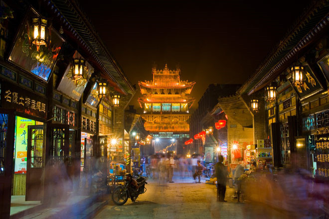 Bình Dao cổ trấn (Sơn Tây): Bình Dao cổ trấn mang một vẻ đẹp tràn đầy sức sống với các kiến trúc như tường thành, đường phố, cửa hàng, chùa chiền... Khi màn đêm buông xuống, cả thị trấn được bao quanh bởi ánh sáng lấp lánh từ những chiếc đèn lồng đỏ, mọi thứ trở nên khác hẳn, lãng mạn và mơ màng hơn. Đây chính là địa danh xuất hiện trong Đèn lồng đỏ treo cao, bộ phim được đề cử giải Oscar năm 1992 của đạo diễn Trương Nghệ Mưu. Ảnh: Vietyout.