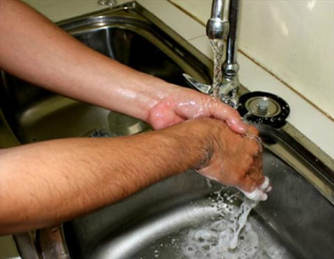 Các bác sĩ nên rửa tay: Đây vốn dĩ nên được coi là điều hiên nhiên. Tuy nhiên khoảng 150 năm về trước, rất nhiều các bác sĩ, các nhà khoa học tại Đại học Vienna cho rằng điều này thật vô bổ. Bác sĩ người Áo-Hung Ignaz Semmelweis đã mất một thời gian rất dài khi thuyết phục các nhà khoa học, các bác sĩ tin rằng bệnh tật có thể lây truyền nếu bác sĩ không vệ sinh tay và dụng cụ khám chữa bệnh nhưng thất bại. Sau đó, ông chuyển đến sống ở Budapest và công tác tại bệnh viện ở đó. Tại đây ông đã giảm tỷ lệ tử vong xuống mức thấp nhất bằng cách vệ sinh sạch sẽ mọi thứ.