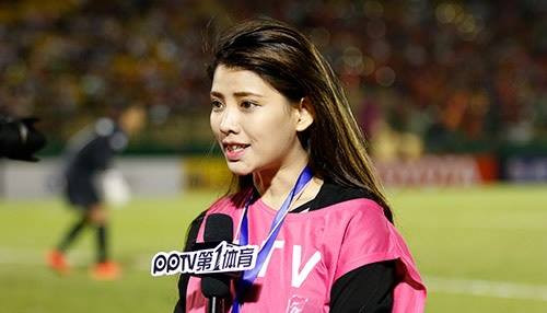 Trong trận đấu B.Bình Dương gặp Jiangsu Suning của Trung Quốc mới đây, các khán giả ở sân vận động đã rất chú ý tới một nữ phóng viên truyền hình của Trung Quốc tới tác nghiệp. Nữ phóng viên trẻ, xinh đẹp với nụ cười tươi tắn trở thành tâm điểm của nhiều ống kính phóng viên Việt Nam, đồng thời sau trận, cô cũng có nhiều chia sẻ khiến các fan bất ngờ.