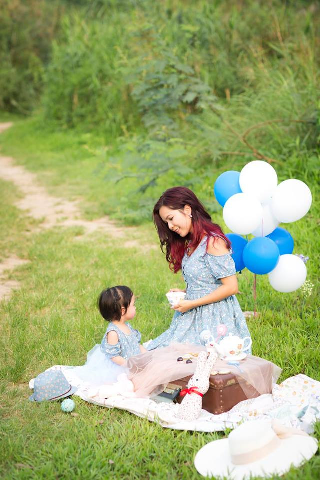 Ngoài việc thoa lên da để sát trùng, dưỡng ẩm và làm liền vết thương nhanh chóng, tránh bội nhiễm, mẹ Quỳnh Anh cho rằng, việc cho con bú sữa mẹ cũng đóng vai trò cực kỳ quan trọng trong cuộc chiến với bệnh viêm da cơ địa ở trẻ.