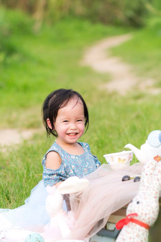 "Mình thì đơn giản lắm vì con toàn bú trực tiếp, thích vắt ra thoa cho con lúc nào thì vắt. Lý tưởng nhất là sau khi tắm xong, vắt ra thoa khắp người con, vỗ vỗ cho thấm, sau đó thoa một lớp kem dưỡng ẩm để giữ lớp sữa mẹ lại vì sữa mẹ là tự nhiên nên bay rất nhanh. 30 phút phải thoa một lần mới đủ, mình dùng kem dưỡng ẩm thoa lên phía trên, cũng giữ da ẩm được 3-4 tiếng".