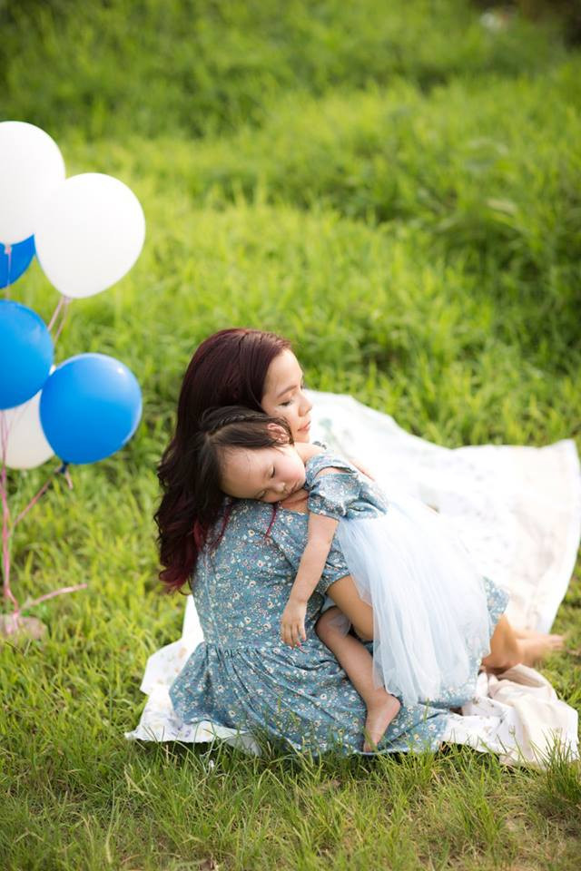 Nhờ sự kiên trì mà đến nay, cô bé Vy đã có thể tự tin đi chơi và chụp ảnh dã ngoại cùng mẹ mà không còn quá lo lắng đến các vết trầy xước trên tay, chân. Với bà mẹ Quỳnh Anh, đó không chỉ là niềm vui mà còn là niệm hạnh phúc lớn cho những cố gắng, kiên trì của mình khi sự hành hạ của viêm da cơ địa với con gái nhỏ đã không còn tái diễn.