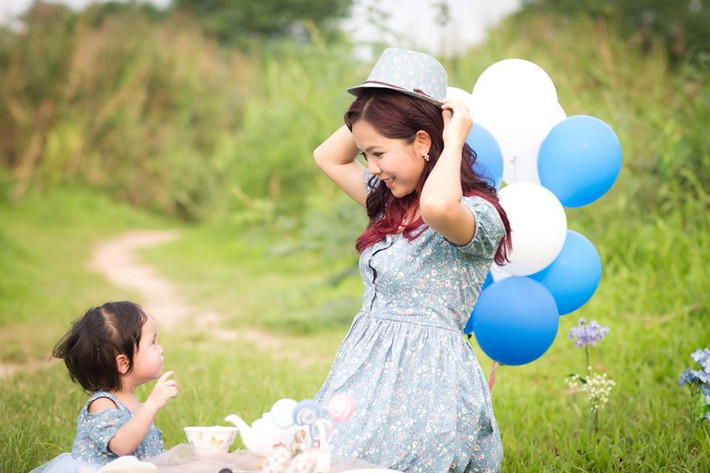 Chị Quỳnh Anh đã sử dụng loại dưỡng ẩm mà theo chị “rẻ tiền nhưng cực kỳ hiệu nghiệm”, đó là sữa mẹ. Chị nói: “Sữa trữ đông hoặc giữ lạnh thoa lên da con vào mùa hè giúp dịu cơn ngứa ngay lập tức. Mẹ cũng có thể tận dụng sữa mẹ con bú còn thừa lấy ra thoa".