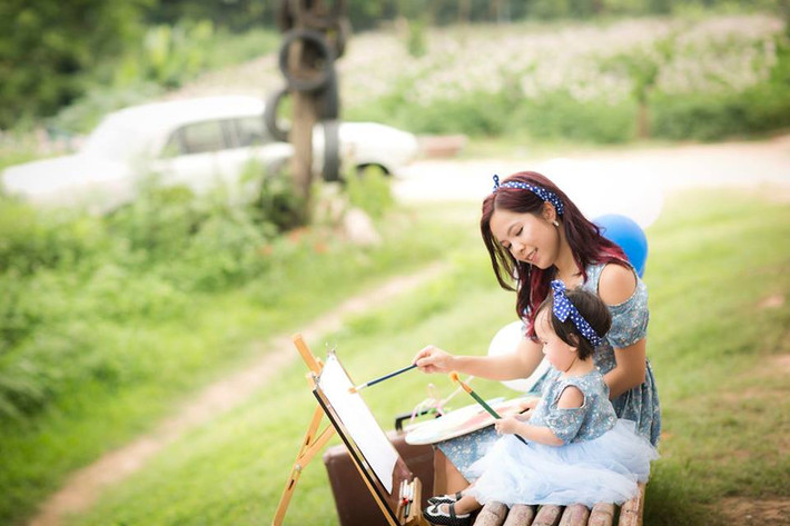 Sau một thời gian đi gõ cửa các bệnh viện và bác sĩ nổi tiếng, mẹ Quỳnh Anh đã quyết định tự đúc kết cách chăm sóc con bị viêm da cơ địa của mình. Ngoài việc giữ cho bé không gãi, chị Quỳnh Anh cũng chăm sóc con cực kỳ tỉ mẩn: tránh xa hoá chất, len, dạ... thoa kem dưỡng ẩm thường xuyên và luôn giữ con ẩm và mát lạnh.