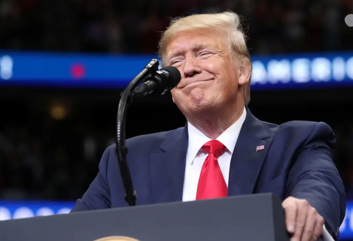 Kết quả cuộc bầu cử Tổng thống Mỹ 2024 đã ngã ngũ, ông Donald Trump của Đảng Cộng hòa giành chiến thắng thuyết phục với 277 phiếu đại cử tri. Kết quả này sẽ mang đến nhiệm kỳ thứ 2 cho ông Trump tại Nhà Trắng, sau nhiệm kỳ thứ nhất - giai đoạn năm 2016-2020. Báo Wall Street Journal nhận định, việc ông Trump chiến thắng là thắng lợi vang dội nhiều thời đại. Ảnh: Reuters.