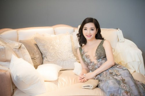 Không chỉ dung mạo mà mỗi lần xuất hiện, phong cách thời trang gợi cảm bất chấp tuổi tác của Hoa hậu Đền Hùng Giáng My cũng khiến người hâm mộ trầm trồ.