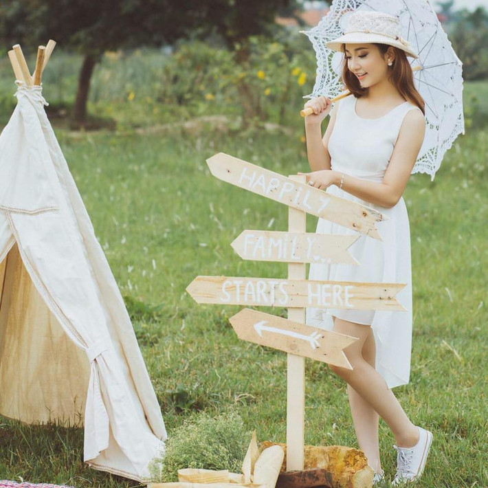 Được biết, cô hiện là sinh viên trường Cao đẳng Y tế Hải Phòng và phải đi làm thêm từ ngày học cấp 3 vì hoàn cảnh gia đình khó khăn. Khi Hương Mai đang học lớp 9, một tai nạn bất ngờ đã ập đến, cướp mất khả năng nói và đi lại của anh trai cô. Chính vì vậy, người đẹp quyết tâm thi vào ngành y để có thể chăm sóc, giúp đỡ những hoàn cảnh không may, dùng kiến thức đó để chăm sóc cho anh trai.