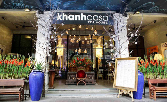 Từ "Casa" trong tên gọi Khánh Casa nghĩa là "nhà". Khánh Casa chọn tên gọi này để nhấn mạnh, nêu bật nghề nghiệp của mình. Trong quá khứ, kiến trúc sư này từng gặp gỡ, có quan hệ và giao hảo rất tốt với nhiều nhân vật nổi tiếng trong giới doanh nhân, làng giải trí Việt Nam. Là chủ sở hữu của một chuỗi nhà hàng, quán trà đình đám nhưng quả thật cái tên Khanh Casa lại không được quá nhiều người dân Sài Gòn biết đến.