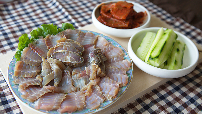 Món ăn có mùi nồng nặc tới mức du khách được khuyên là nên thở bằng miệng để tránh bị choáng váng. Ảnh: NPR.