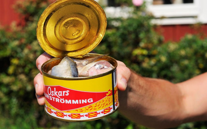Surströmming, Thụy Điển: Đây là món đặc sản có mùi khủng khiếp vô cùng. Cá trích vùng Baltic được đánh bắt khi đang đầy trứng, sau đó được cho thêm lượng muối chỉ vừa đủ để tránh cho cá khỏi thối rữa và để khoảng sáu tháng. Quá trình lên men khiến cá có mùi nồng nặc đặc trưng và vị chua. Ảnh: Telegraph.
