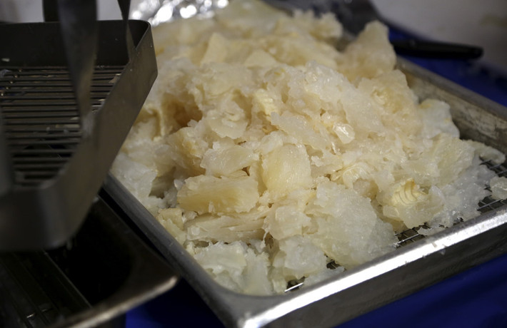 Lutefisk, Na Uy: Cá hồi trắng được phơi khô, ngâm trong nước kiềm để tạo độ dai, sau đó cho vào nước để loại bỏ kiềm trước khi nấu. Lutefisk nổi tiếng vì có mùi nồng nặc và có thể phá hủy hợp kim bạc 925. Ảnh: Star Tribune.