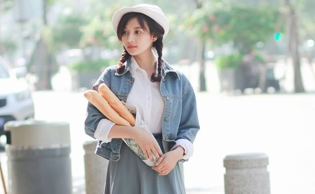 Sở hữu gương mặt góc cạnh ấn tượng, 9X nhận được nhiều lời mời làm người mẫu ảnh. Sự mạnh mẽ, cá tính toát lên từ vẻ đẹp dịu dàng của thiếu nữ khiến các bạn trẻ yêu mến.