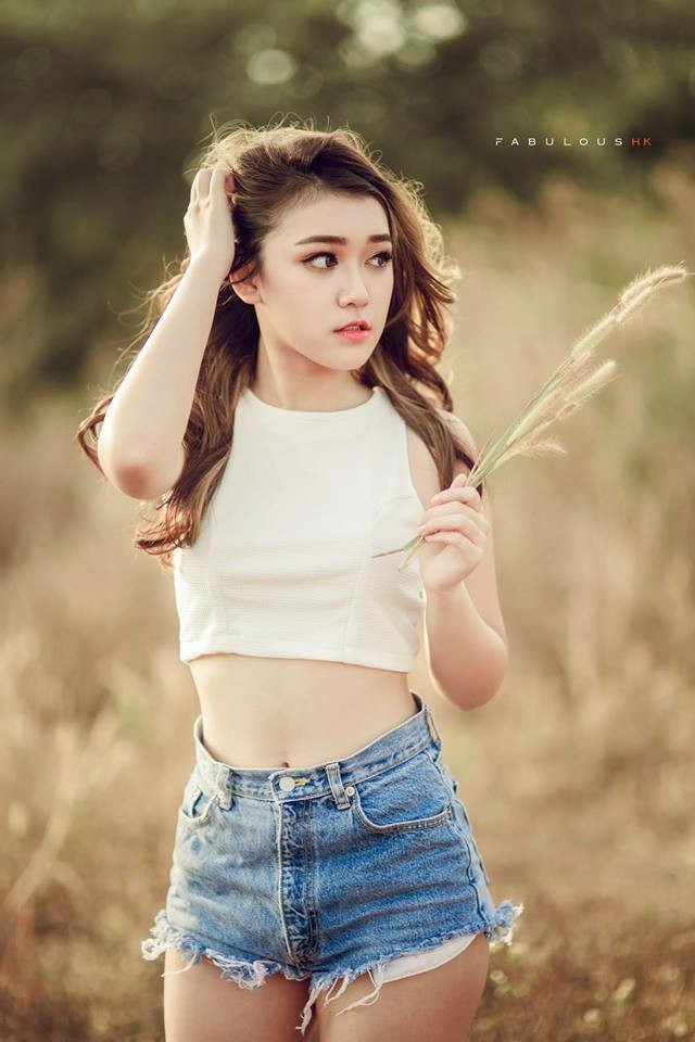 Ngoài vẻ đẹp lai đầy ma mị, Mộng Tuyền còn có lợi thế về làn da trắng sáng và vóc dáng cân đối. Tất cả trở thành lợi thế lớn cho cô bạn trong công việc làm teen model, người mẫu ảnh. Tuyền từng đóng clip quảng cáo chung với một số nghệ sĩ Việt nổi tiếng và tham gia vào một nhóm nhạc tại TP HCM.