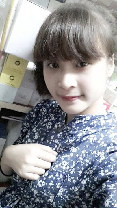 Cô bạn tên Hoa sở hữu nét đẹp giản dị, mộc mạc. Không sắc sảo, hiện đại như Phương Anh nhưng cô có khuôn mặt dễ tạo được thiện cảm với người đối diện.