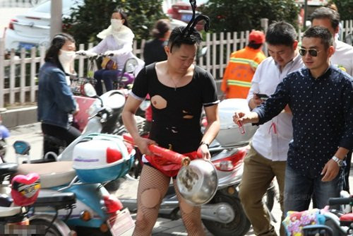 Mới đây, người dân địa phương ở một khu phố thuộc thành phố Hứa Xương, Hà Nam, Trung Quốc đã bị một phen choáng váng vì sự xuất hiện của một chú rể ăn mặc dị hợm vô cùng. Phong cách "thỏ sexy" với trang phục đặc trưng là bộ đồ ngắn cũn, bó sát giống hệt bikini một mảnh kết hợp với tất lưới và đôi tai thỏ. Đây vốn là hình tượng quen thuộc của những người mẫu Playboy, nay đã được chú rể người Trung Quốc chắp vá, kết hợp, biến tấu một cách "tài tình" khiến bất cứ người đi đường nào cũng ngoái lại nhìn.