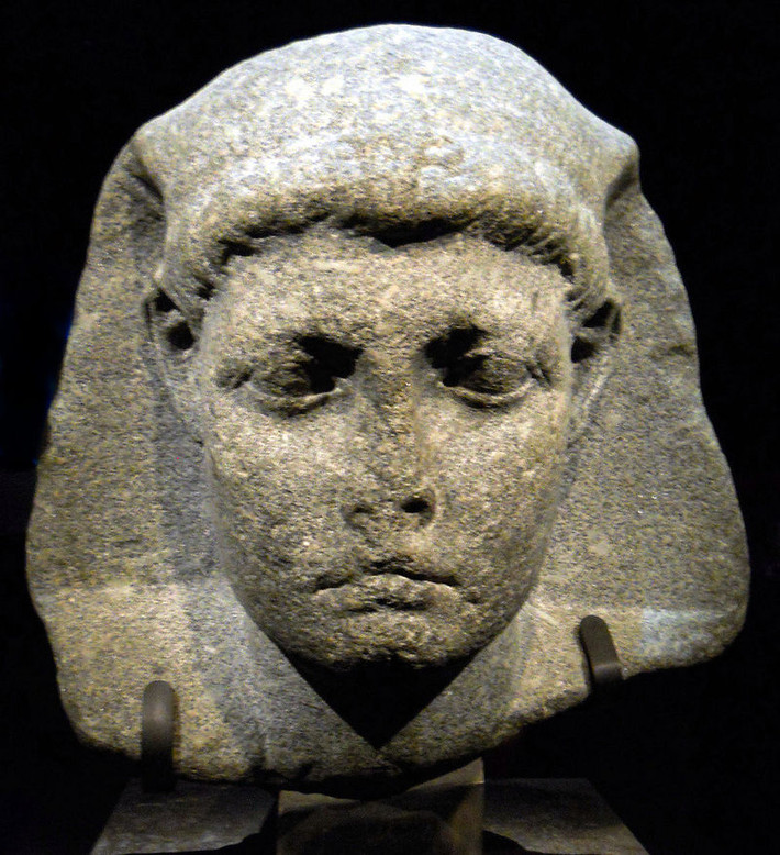 Caesarion có phải là con trai của Ceasar? Cleopatra VII sinh một người con trai tên là Caesarion và bà cho rằng đó là con trai của Julius Caesar . Vào năm 44 trước Công nguyên, Cleopatra đặt Caesarion là người đồng cai trị Ai Cập với mình. Ảnh: Wikipedia.