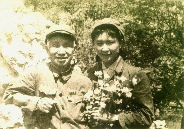 Lúc đó đúng vào thời kỳ ba năm gian khổ, ăn không đủ no. Trong trí nhớ của Trần Huệ Mẫn, đến khiêu vũ ở Trung Nam Hải đó quả thực là một nơi tốt đẹp đối với cô gái như cô, có thể ăn một bữa tối thịnh soạn, thưởng thức các món ăn ngon mà không thể thấy ở bên ngoài. Ảnh: Trần Huệ Mẫn (phải) và Túc Dụ.