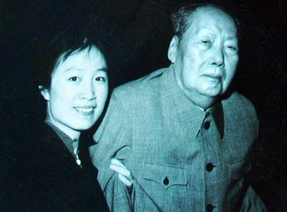 Mạnh Cẩm Vân là bạn nhảy cuối cùng của Mao Trạch Đông, là người rất quen thuộc với công chúng. Cô là người Hồ Bắc sinh năm 1948, 12 tuổi đã thi đỗ đoàn văn công chính trị Không quân, trở thành diễn viên múa. Tháng 4 năm 1963, khi chưa đầy 15 tuổi, Mạnh Cẩm Vân được chọn “làm nhiệm vụ” ở Trung Nam Hải cùng khiêu vũ với các lãnh đạo trung ương, từ đó quen biết Mao Trạch Đông , trở thành bạn nhảy “chuyên chức” của Mao Trạch Đông, và họ đã có tình cảm thân thiết đăc biệt.