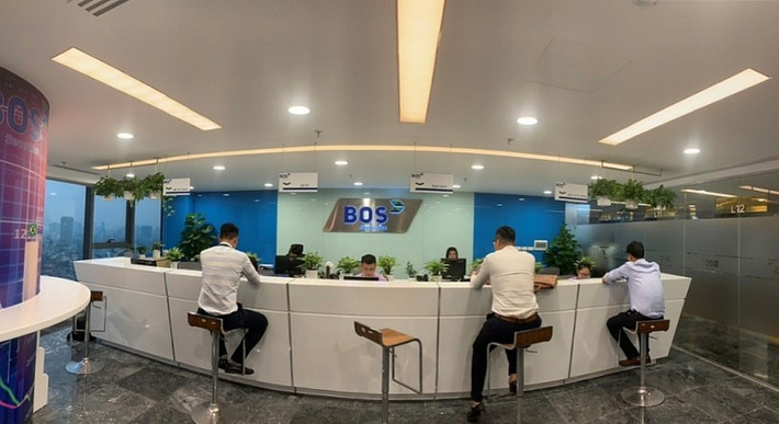 Một cổ phiếu niêm yết khác mà ông Quyết đang sở hữu là ART của Chứng khoán BOS (tiền thân là Chứng khoán Artex). Ông Quyết đang nắm giữ 3,156 triệu đơn vị ART, giá trị thị trường khoảng 36 tỷ đồng.
