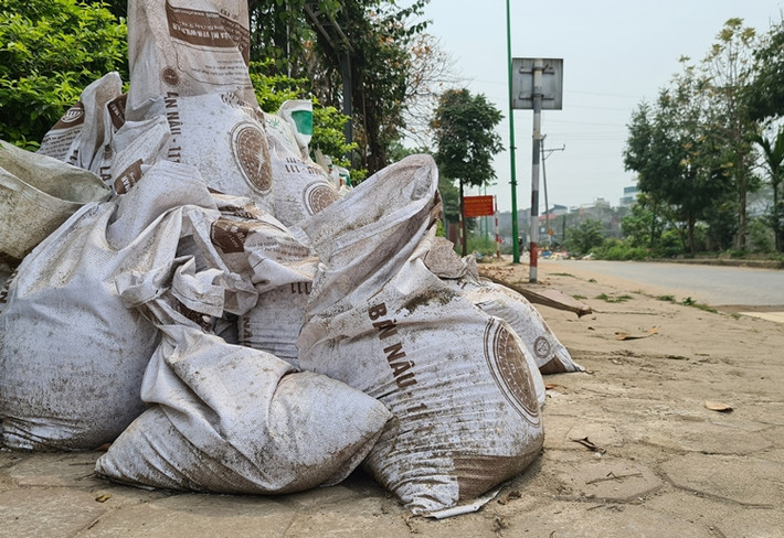 Rác thải, phế thải chất đống khắp đường.