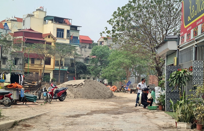 Nhiều bãi vật liệu xây dựng khác thì đổ đống, ngổn ngang dưới lòng đường, gây cản trở phương tiện qua lại.