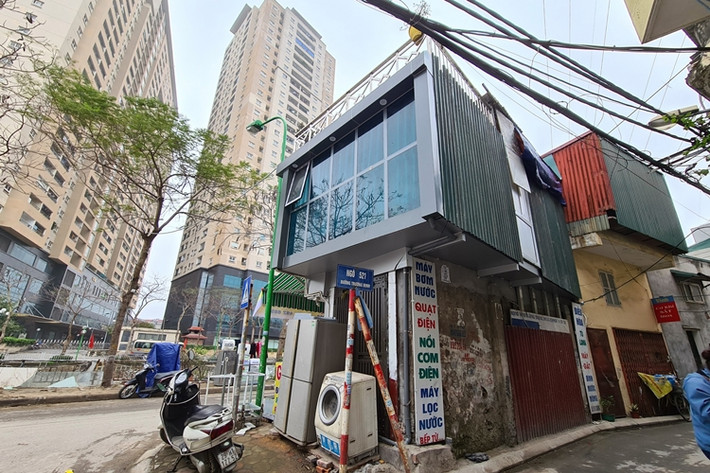 Một trong hai ngôi nhà xây tầng 2 lấn chiếm khoảng không, được sử dụng làm cửa hàng mua bán, sửa chữa điện lạnh, điện dân dụng.