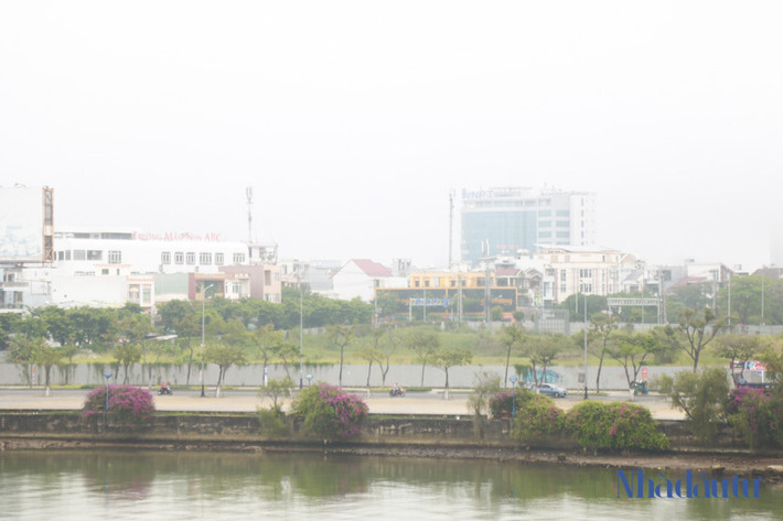 Vị trí khu đất nằm đắc địa ven sông, ngay dưới chân cầu sông Hàn, nhưng lại trở thành dự án “treo” hàng chục năm. (Ảnh: Nhà đầu tư).
