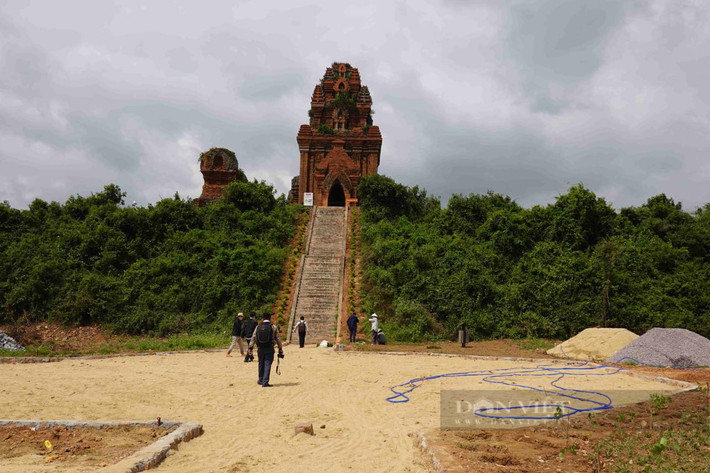 Công trình do Sở Văn hóa và Thể thao tỉnh Bình Định làm chủ đầu tư. Liên danh Công ty TNHH xây dựng Hiếu Ngọc, Công ty TNHH xây dựng Thành Lộc và Công ty TNHH Hùng Phát là đơn vị thi công.(Ảnh: Dân Việt).