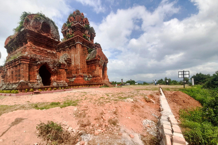 Tháp Bánh Ít (hay còn gọi là tháp Bạc) nằm trên địa phận xã Phước Hiệp, là quần thể tháp lớn với bốn công trình kiến trúc cổ được xây dựng từ cuối thế kỷ XI đầu thế kỷ XII, mang đậm dấu ấn văn hóa Chăm trên đất Bình Định. (Ảnh: Tiền Phong).