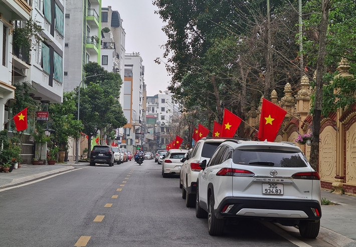 Điều khiến người dân bức xúc nhất là việc nhiều xe ô tô dừng đỗ dài hai bên lòng đường ngõ 45 Võng Thị, khiến con đường vừa mới mở rộng nay bị thu hẹp diện tích.