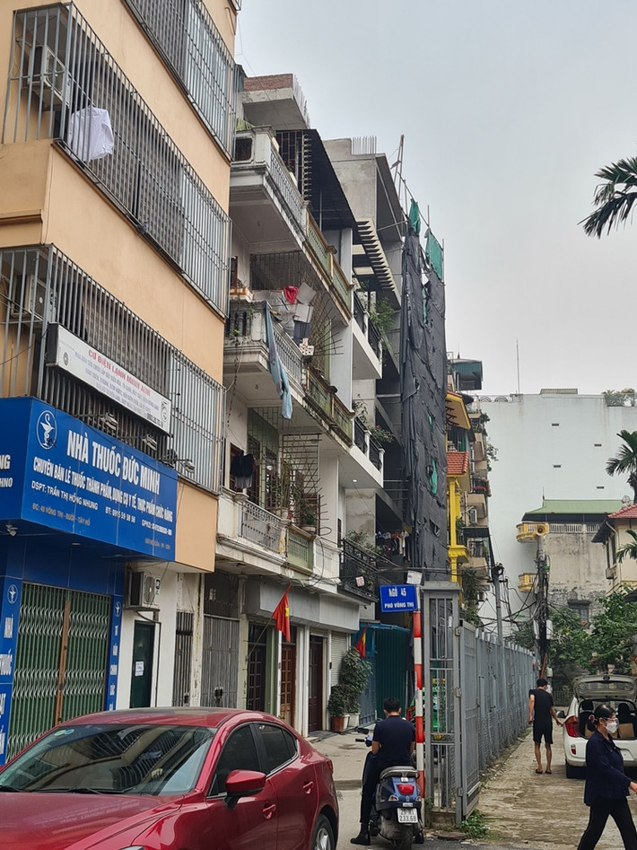 Một công trình khác bên trong đường ngõ 45 Võng Thị hiện đã xây lên hơn 6 tầng.