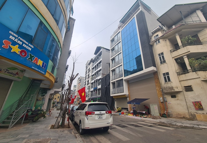 Dự án xây dựng tuyến đường ngõ 45 Võng Thị (phường Bưởi, quận Tây Hồ, TP Hà Nội) được chuyển tiếp từ giai đoạn trước, phê duyệt đầu tư và có thông báo thu hồi đất vào tháng 10/2012. Trước khi được quy hoạch mở rộng lên 13,5m, đường ngõ 45 Võng Thị có bề ngang 4 - 6 m.