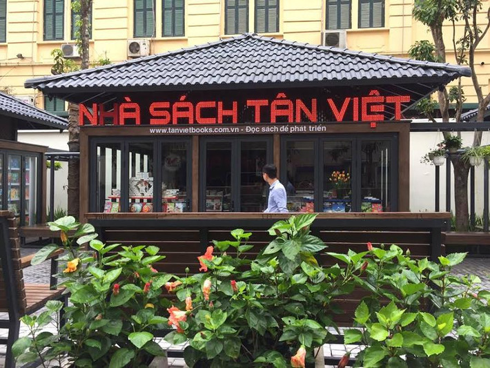 Tại đây, có quán cà phê sách để du khách có thể vừa ngồi đọc sách thoải mái vừa nhâm nhi ly cà phê và ăn nhẹ..